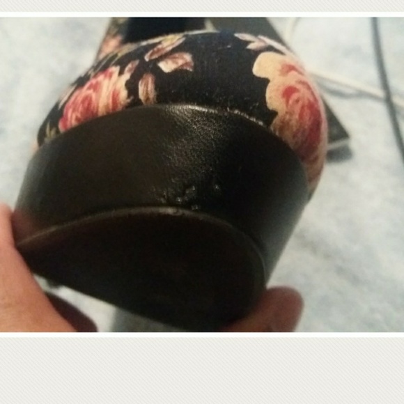 🥀Sexy black flower print heels!🌹 - Picture 5 of 5